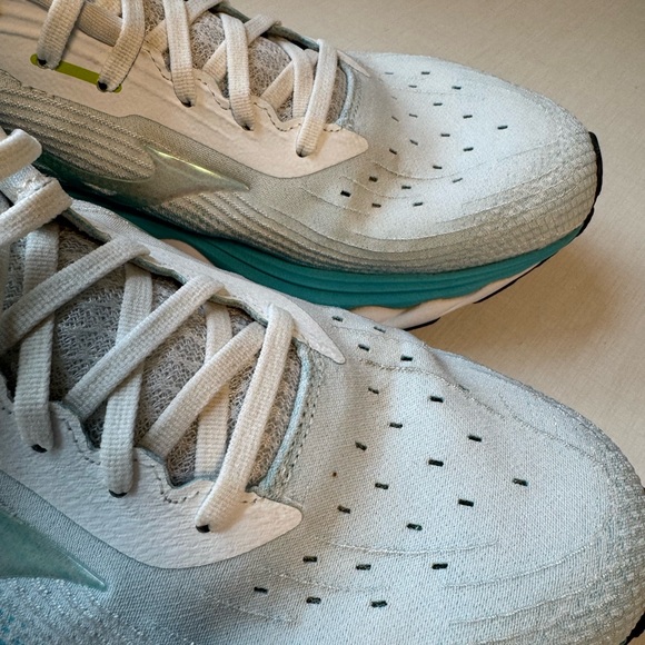 Mizuno Women's Wave Sky 5 Running Shoes White, Size 10.5 M - Picture 3 of 7